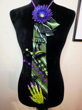 Load image into Gallery viewer, Green Halloween diva tie
