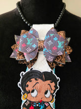 Load image into Gallery viewer, Wht &amp; multi color diva tie
