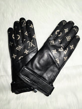 Load image into Gallery viewer, Black gloves
