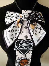 Load image into Gallery viewer, Blk and wht diva tie
