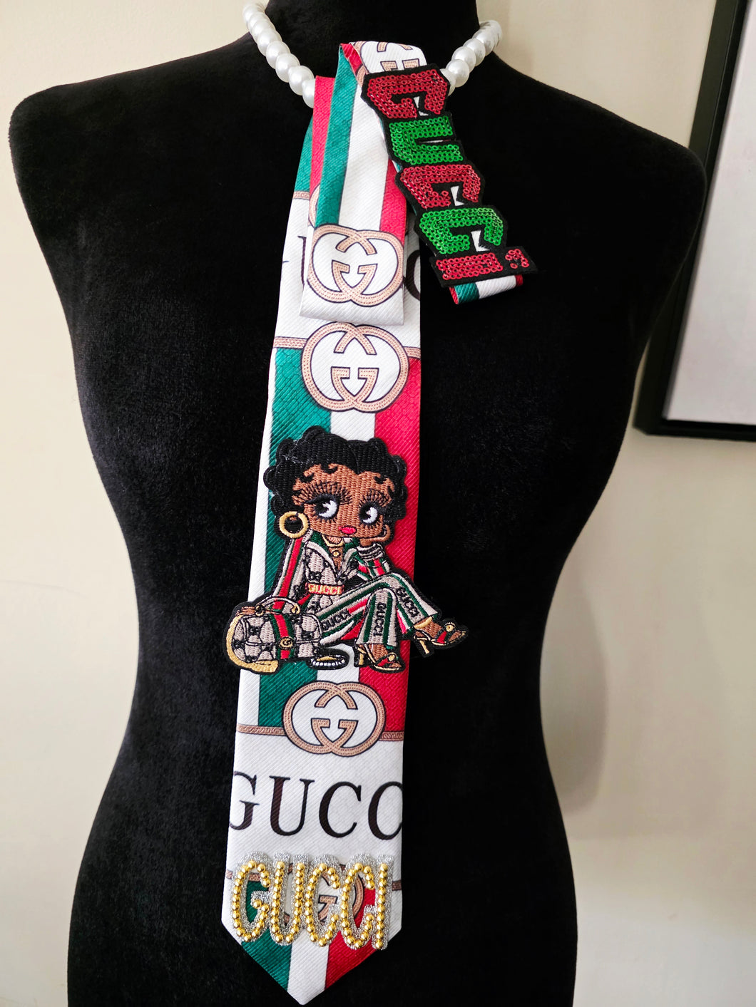 Red, green & white diva tie